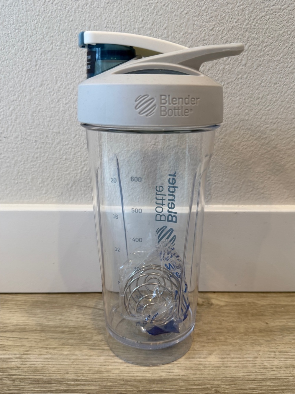 BlenderBottle Shaker On the go Pre Workout Protein Electrolytes Greens Mixer NEW - Picture 4 of 9